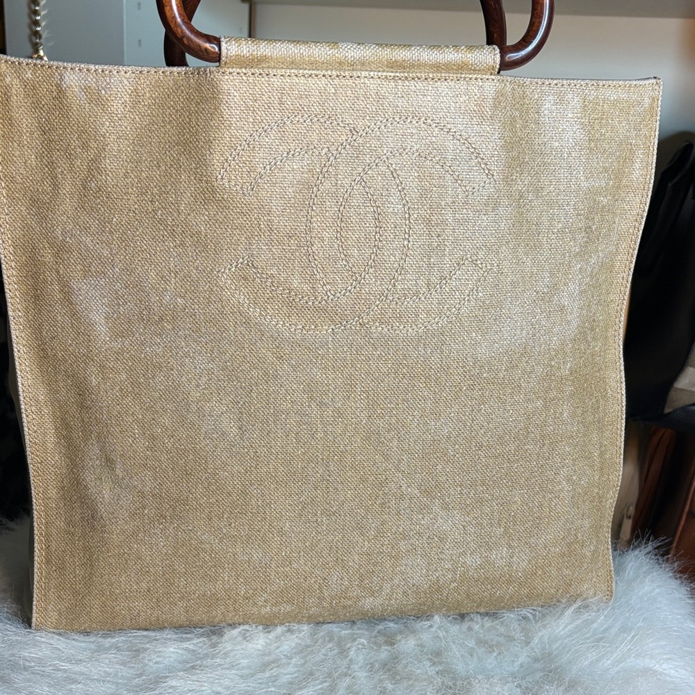 CHANEL Beige Tote with Wooden Handles - Picture 4 of 17